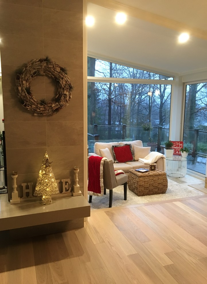 Esempio di un grande soggiorno design aperto con pareti beige, parquet chiaro e pavimento marrone