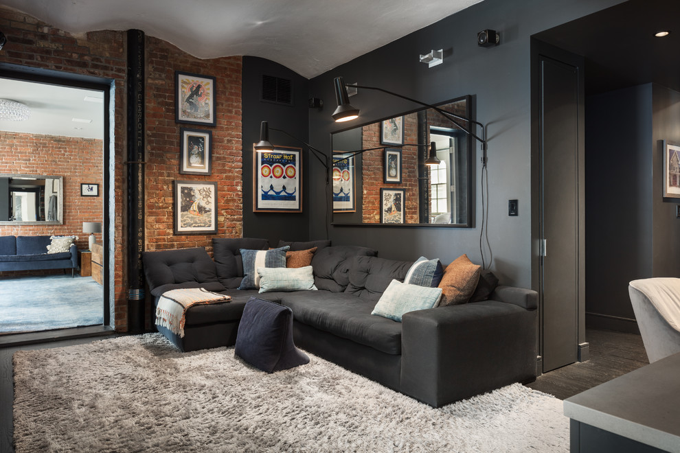 Industrial Wohnzimmer mit schwarzer Wandfarbe, dunklem Holzboden und braunem Boden in New York