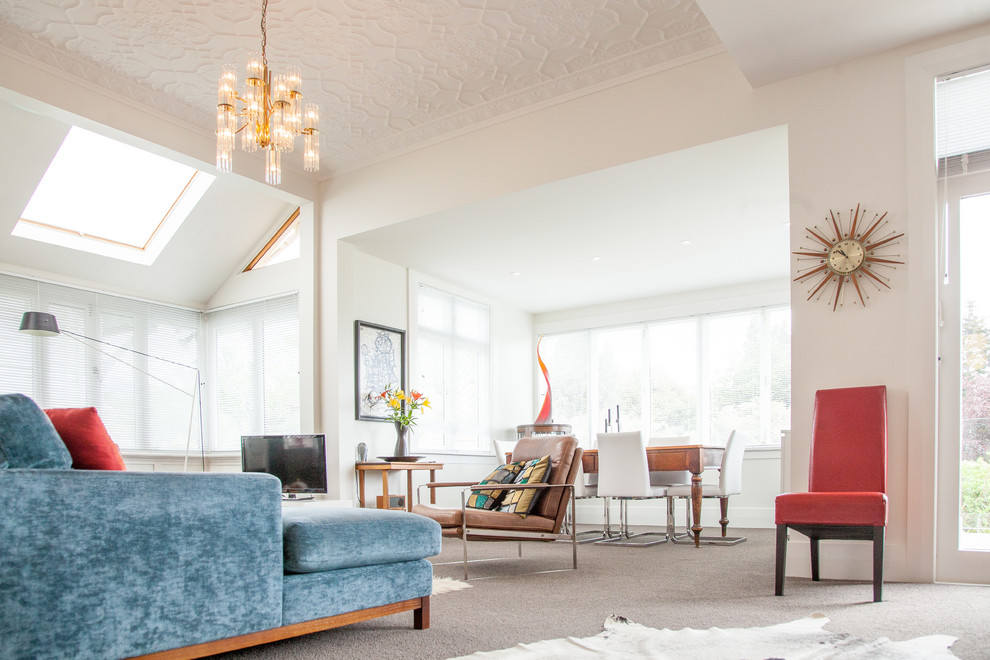 Foto di un soggiorno minimal di medie dimensioni e aperto con pareti bianche, moquette, TV autoportante e pavimento grigio