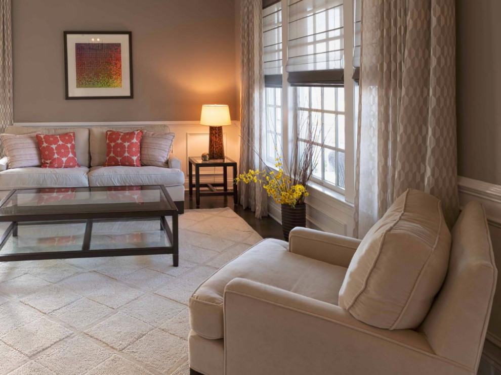 Пример оригинального дизайна: открытая гостиная комната среднего размера в стиле неоклассика (современная классика) с серыми стенами, темным паркетным полом и коричневым полом без камина, телевизора