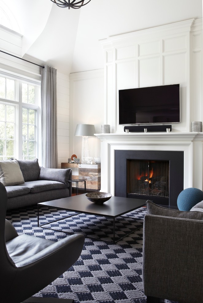 トロントにある高級な中くらいなトランジショナルスタイルのおしゃれなリビング (白い壁、濃色無垢フローリング、標準型暖炉、テレビなし、石材の暖炉まわり) の写真