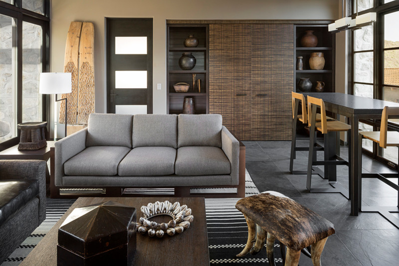 Mittelgroßes, Repräsentatives, Fernseherloses, Offenes Modernes Wohnzimmer mit beiger Wandfarbe, Schieferboden und schwarzem Boden in Phoenix