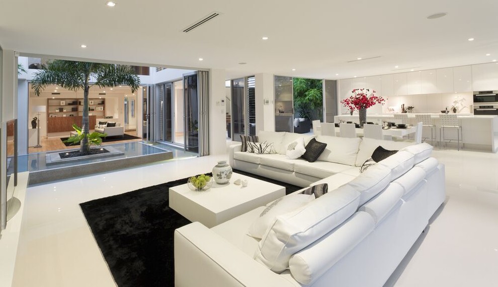 Großes, Repräsentatives, Offenes Modernes Wohnzimmer mit weißer Wandfarbe, Porzellan-Bodenfliesen, freistehendem TV und weißem Boden in Los Angeles
