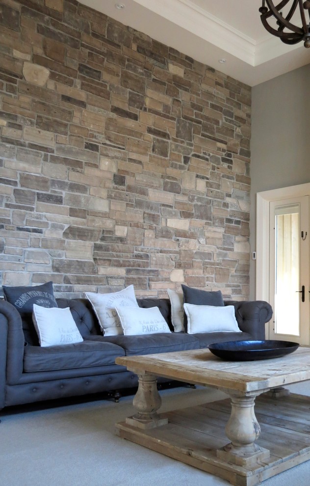 Пример оригинального дизайна: большая открытая гостиная комната в современном стиле с ковровым покрытием, фасадом камина из камня и коричневыми стенами без камина, телевизора