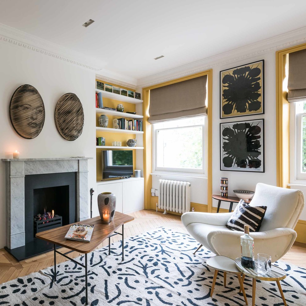 Nordisches Wohnzimmer mit weißer Wandfarbe, braunem Holzboden und Kamin in London