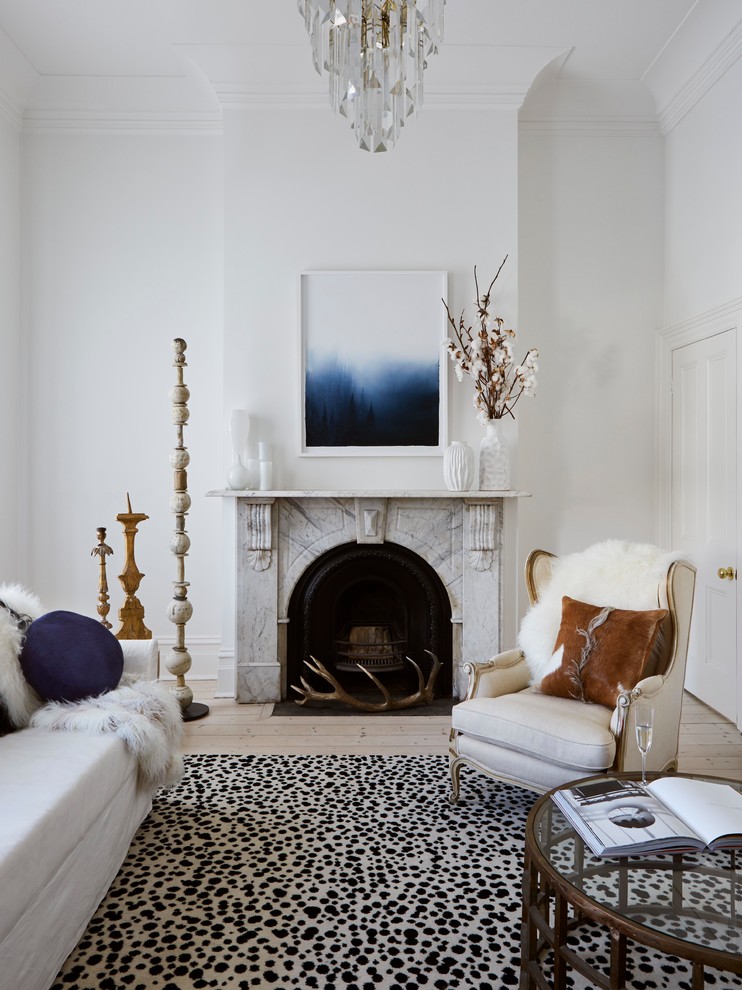 Abgetrenntes Klassisches Wohnzimmer mit weißer Wandfarbe, hellem Holzboden, Kamin und Kaminumrandung aus Stein in Canberra - Queanbeyan