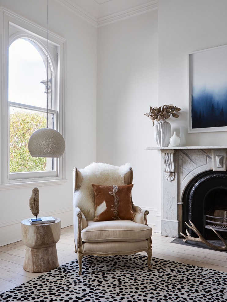 Cette image montre un salon traditionnel fermé avec un mur blanc, parquet clair, une cheminée standard et un manteau de cheminée en pierre.