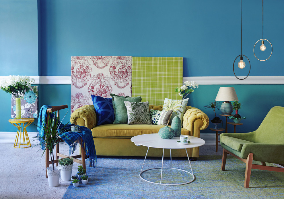 Ejemplo de salón cerrado actual de tamaño medio con paredes azules, moqueta y suelo azul