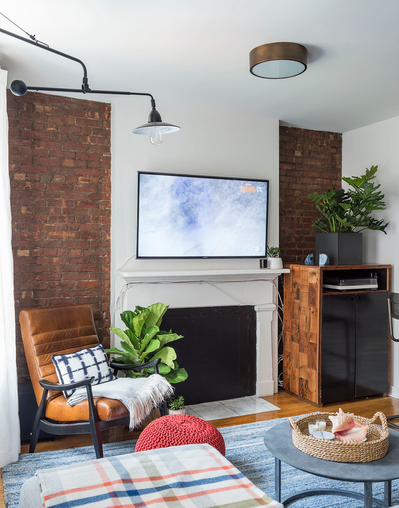 Diseño de salón abierto moderno de tamaño medio con paredes blancas, suelo de madera en tonos medios y televisor colgado en la pared