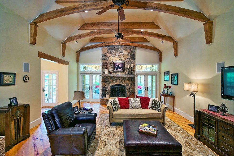 Großes, Fernseherloses, Offenes Klassisches Wohnzimmer mit beiger Wandfarbe, braunem Holzboden, Kamin und Kaminumrandung aus Stein in Orange County