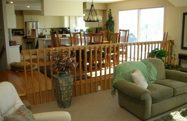 Modelo de salón para visitas tipo loft tradicional pequeño sin chimenea y televisor con paredes beige, suelo de madera en tonos medios y suelo beige