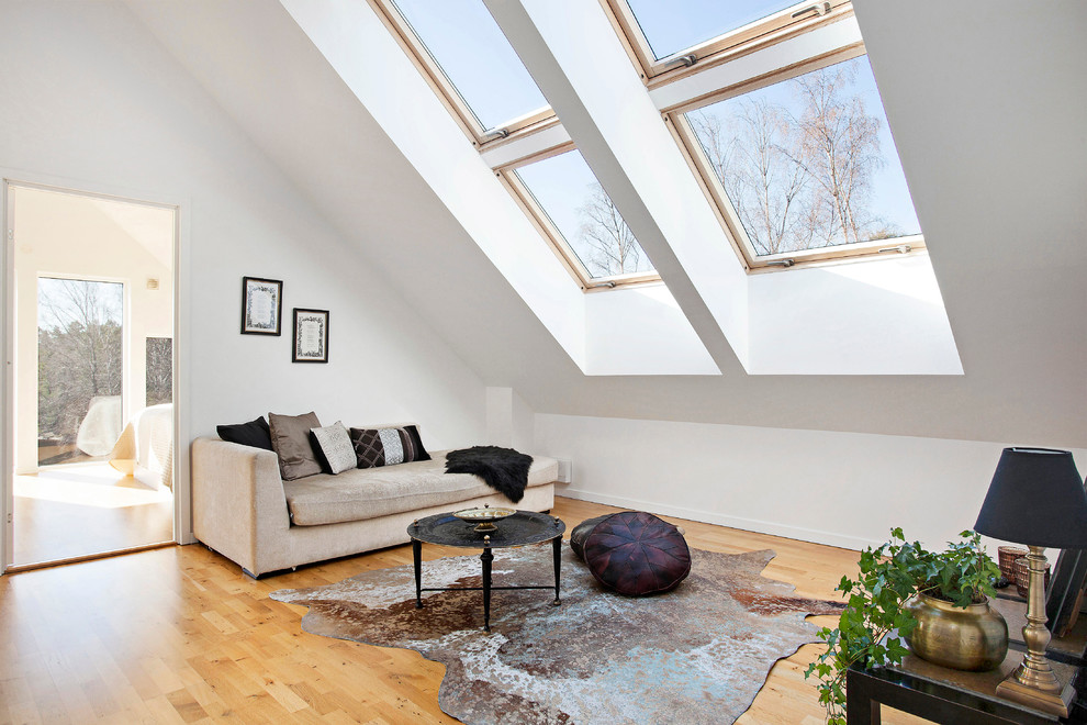 Foto de salón abierto contemporáneo de tamaño medio sin chimenea con paredes blancas y suelo de madera clara