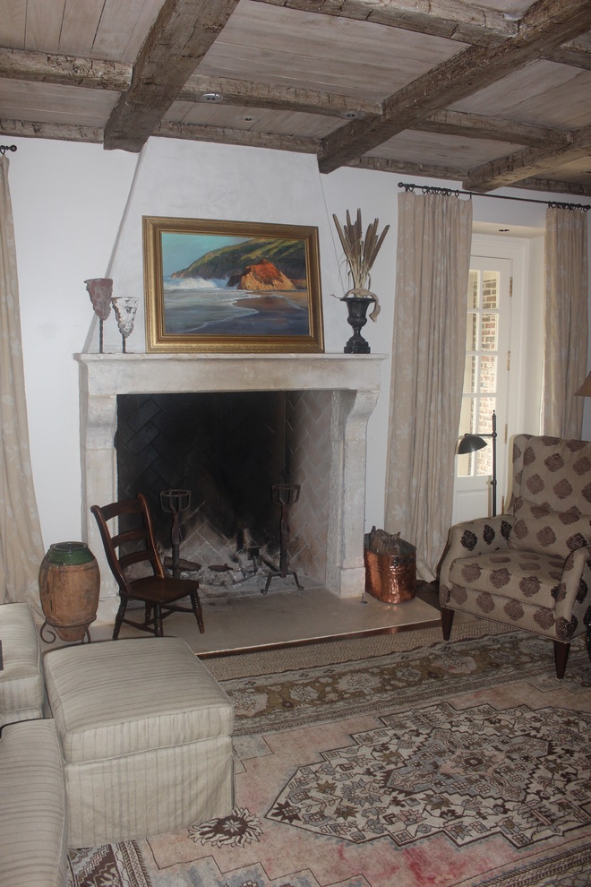 На фото: гостиная комната в средиземноморском стиле