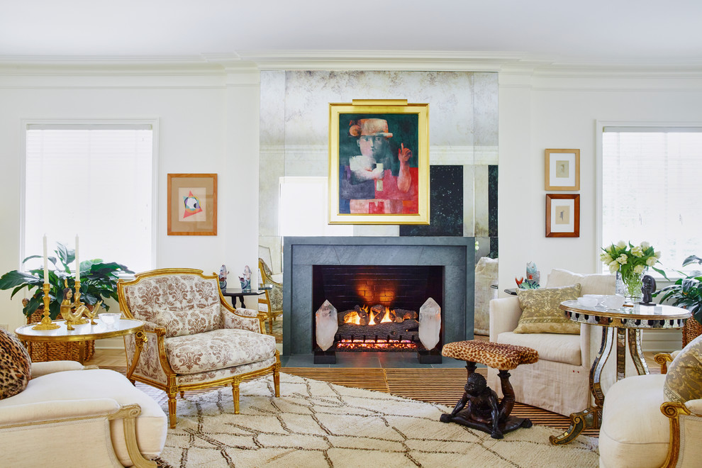 Imagen de salón para visitas clásico renovado con paredes blancas y todas las chimeneas