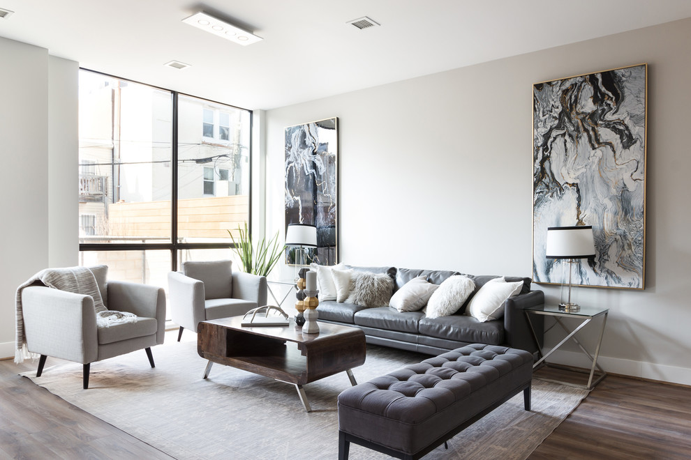 Repräsentatives Modernes Wohnzimmer ohne Kamin mit grauer Wandfarbe und dunklem Holzboden in Sonstige
