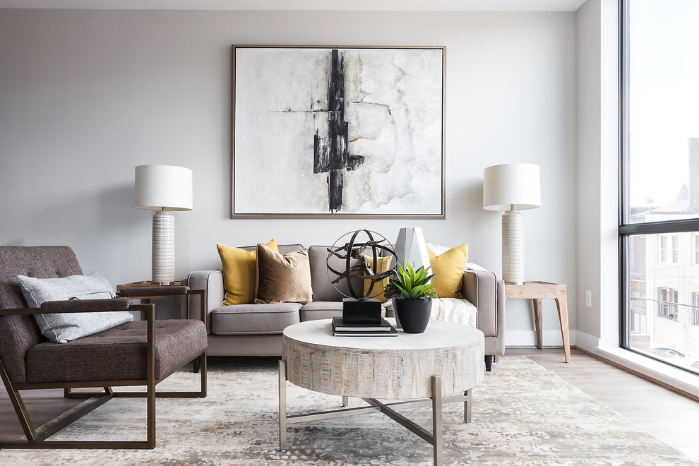 Repräsentatives Modernes Wohnzimmer mit grauer Wandfarbe, braunem Holzboden und braunem Boden in Sonstige
