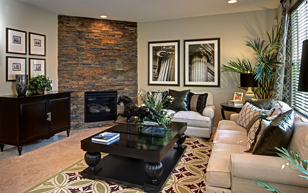 На фото: гостиная комната в классическом стиле с угловым камином и фасадом камина из камня с