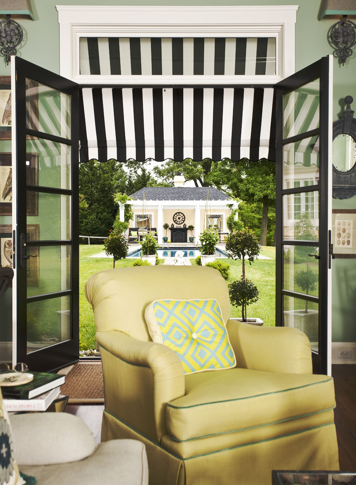 Источник вдохновения для домашнего уюта: гостиная комната в классическом стиле с зелеными стенами