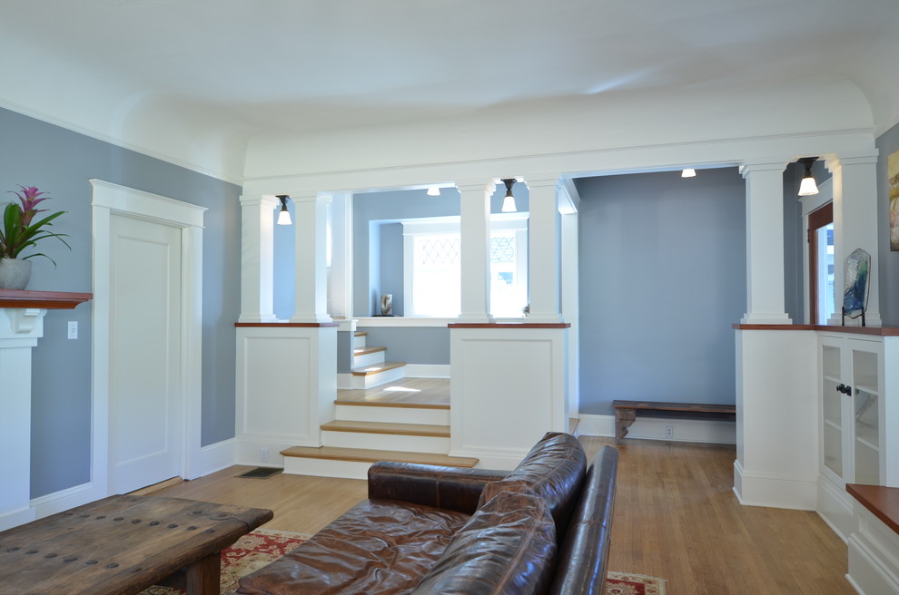 Идея дизайна: парадная, открытая гостиная комната среднего размера в стиле кантри с синими стенами, светлым паркетным полом, стандартным камином и фасадом камина из плитки
