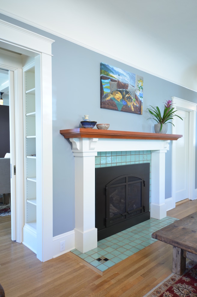Aménagement d'un salon craftsman de taille moyenne et ouvert avec une salle de réception, un mur bleu, parquet clair, une cheminée standard et un manteau de cheminée en carrelage.