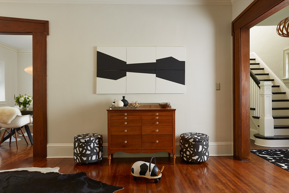 Идея дизайна: открытая гостиная комната среднего размера в стиле неоклассика (современная классика) с белыми стенами и темным паркетным полом