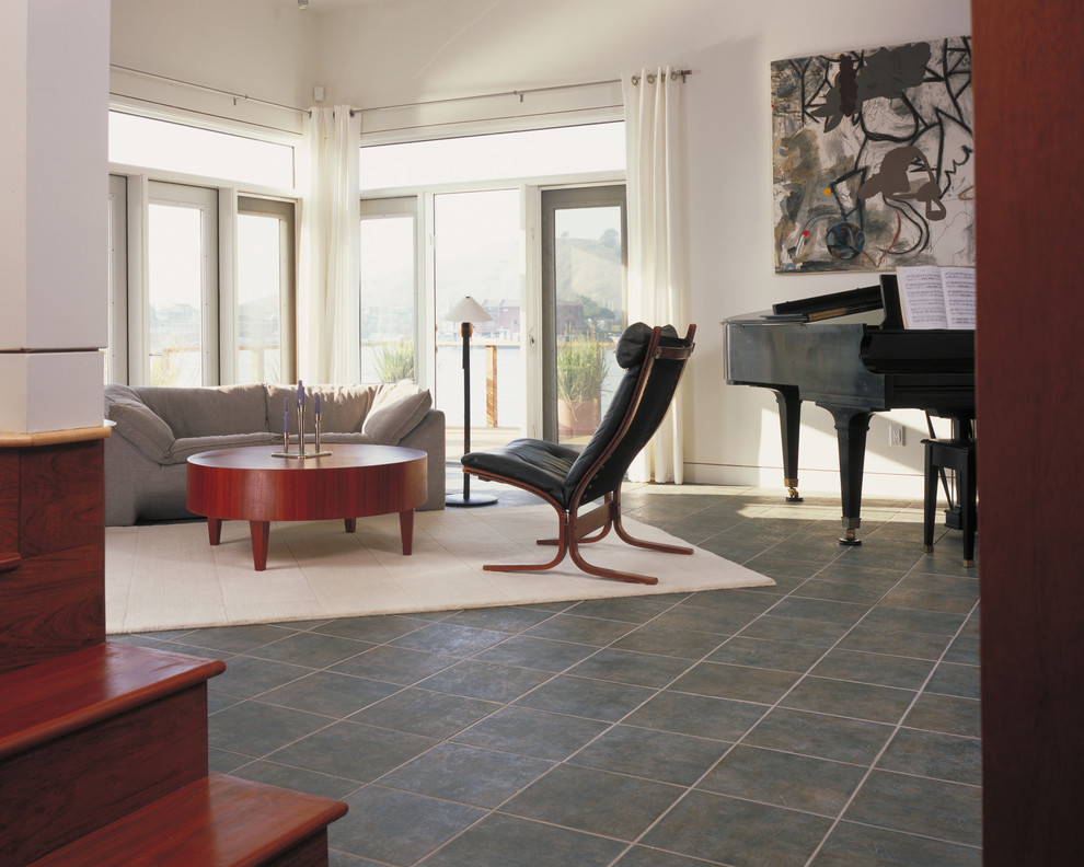 На фото: гостиная комната в стиле модернизм с музыкальной комнатой, белыми стенами и красивыми шторами с