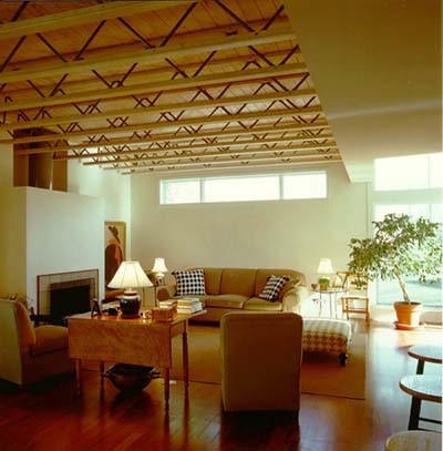 Idée de décoration pour un salon design de taille moyenne et ouvert avec un mur blanc, un sol en bois brun, une cheminée standard, un manteau de cheminée en carrelage et un téléviseur dissimulé.