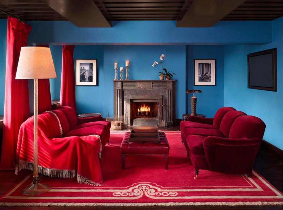 На фото: гостиная комната:: освещение в стиле неоклассика (современная классика) с синими стенами, темным паркетным полом, стандартным камином, телевизором на стене и коричневым полом с