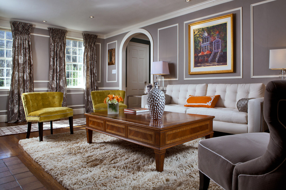 Esempio di un soggiorno eclettico di medie dimensioni e chiuso con sala formale, pareti grigie, pavimento in legno massello medio e pavimento marrone