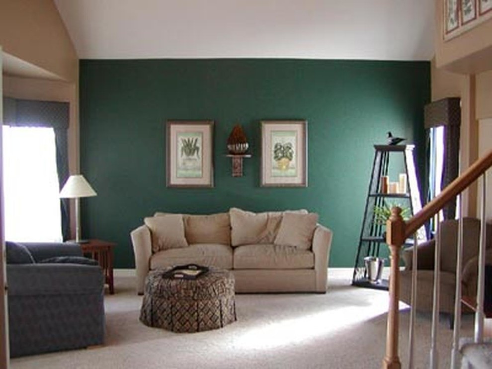 На фото: открытая гостиная комната среднего размера в классическом стиле с зелеными стенами, ковровым покрытием, стандартным камином, фасадом камина из плитки, отдельно стоящим телевизором и бежевым полом с