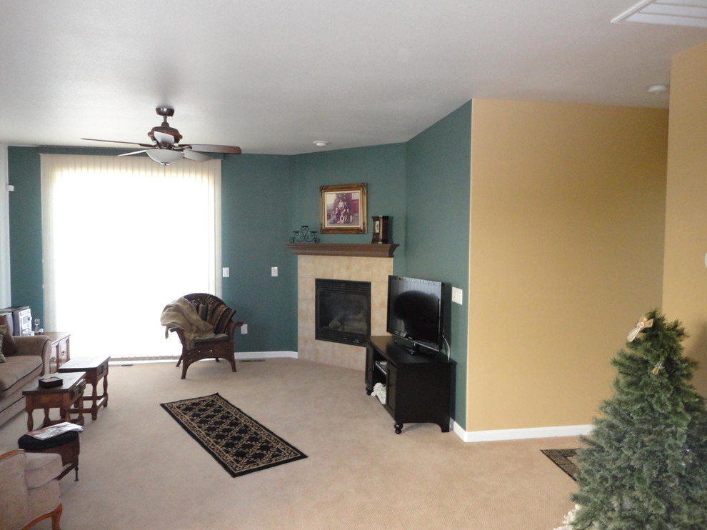 Mittelgroßes, Offenes Klassisches Wohnzimmer mit Teppichboden, Kamin, gefliester Kaminumrandung, beigem Boden, grüner Wandfarbe und freistehendem TV in Denver