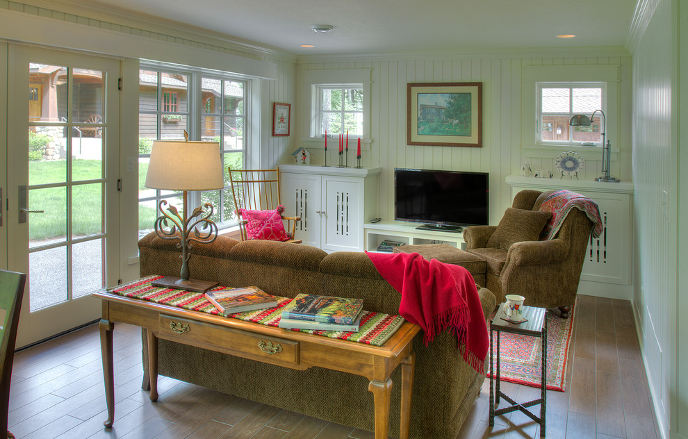 Idée de décoration pour un petit salon champêtre avec un mur beige, parquet foncé, un téléviseur indépendant et un sol marron.