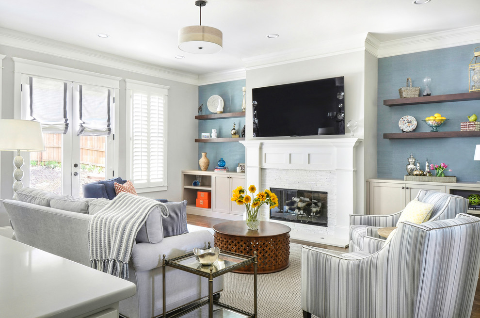 Immagine di un soggiorno classico con pareti blu e camino classico