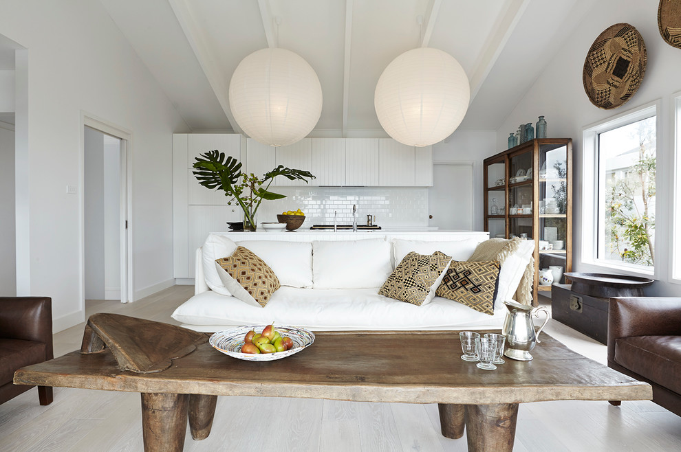 Immagine di un soggiorno scandinavo aperto con sala formale, pareti bianche, parquet chiaro, nessun camino e nessuna TV