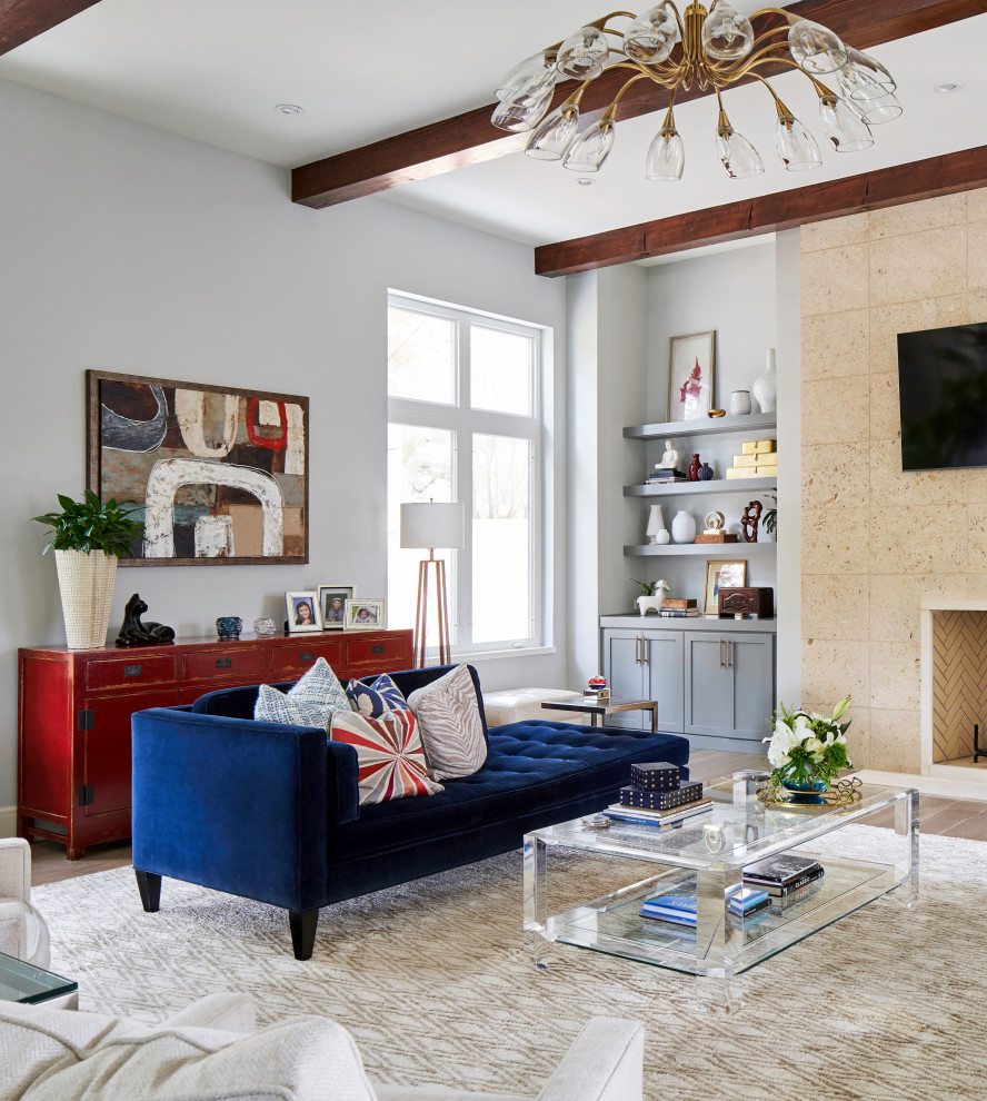 Esempio di un soggiorno design con pareti bianche, camino classico, TV a parete e travi a vista