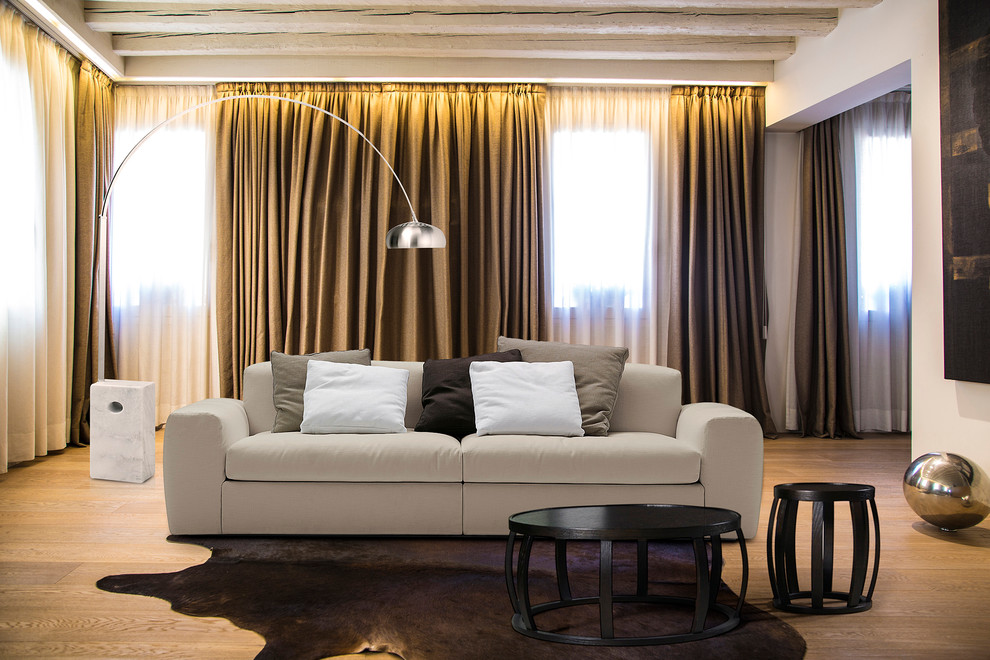Стильный дизайн: большая гостиная комната в современном стиле с белыми стенами и светлым паркетным полом - последний тренд