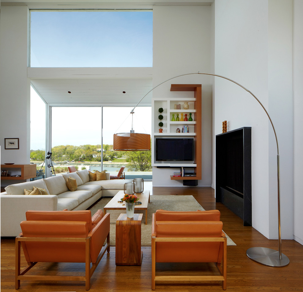 Diseño de salón minimalista grande con paredes blancas, todas las chimeneas, pared multimedia y suelo de madera en tonos medios