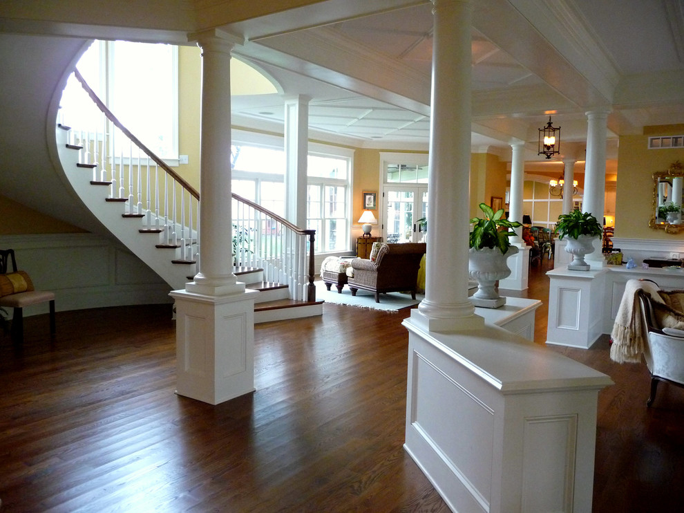 Esempio di un grande soggiorno chic aperto con sala formale, pareti beige e pavimento in legno massello medio