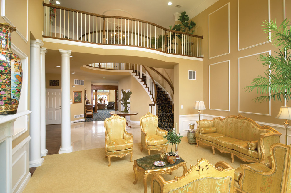 Modelo de salón para visitas abierto tradicional grande sin televisor con paredes beige, moqueta, todas las chimeneas y suelo beige