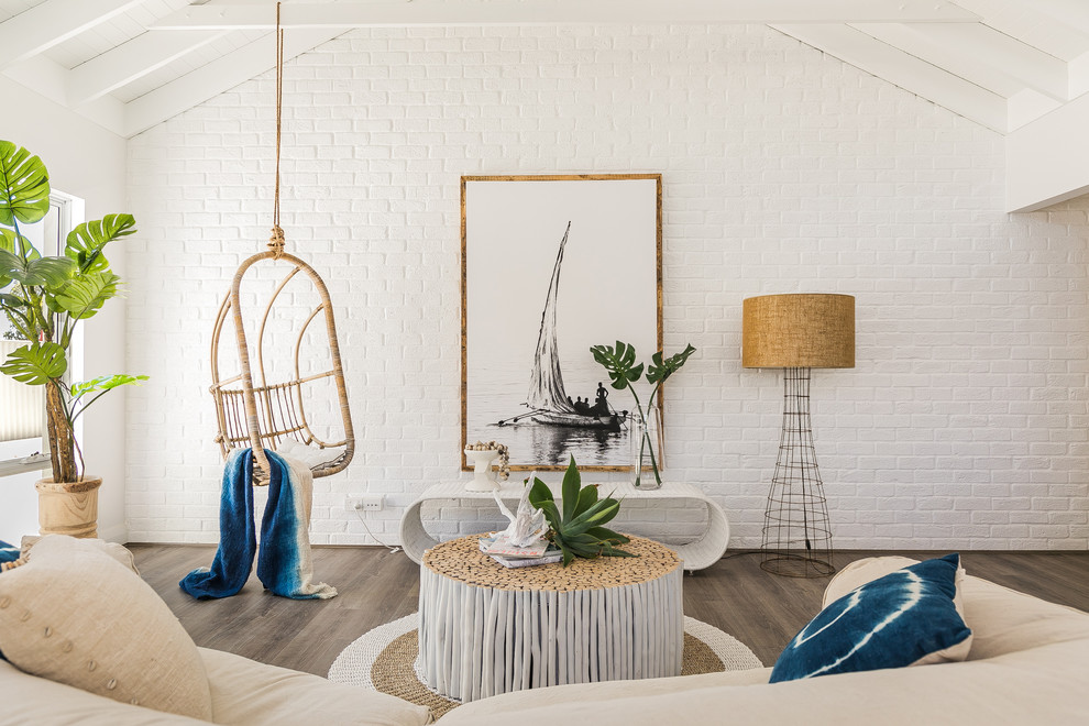 Mittelgroßes, Offenes Maritimes Wohnzimmer ohne Kamin mit weißer Wandfarbe, dunklem Holzboden und braunem Boden in Perth