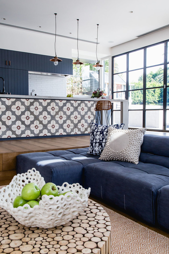Offenes Modernes Wohnzimmer mit weißer Wandfarbe und hellem Holzboden in Melbourne