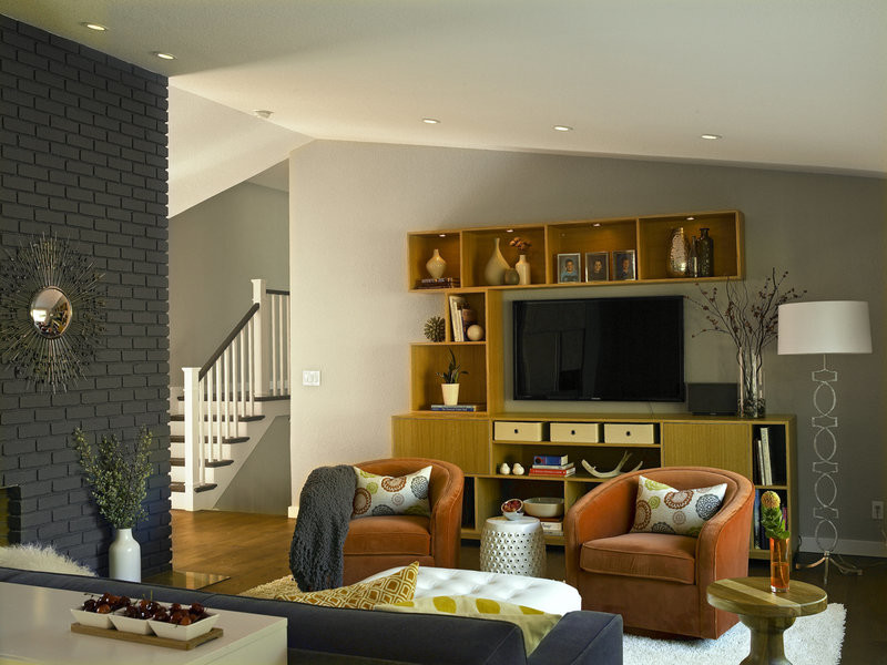 Свежая идея для дизайна: гостиная комната в стиле ретро с серыми стенами и фасадом камина из кирпича - отличное фото интерьера