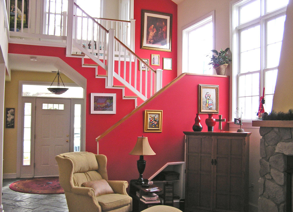 Идея дизайна: парадная, изолированная гостиная комната среднего размера в классическом стиле с красными стенами, полом из сланца, стандартным камином, фасадом камина из камня и серым полом без телевизора