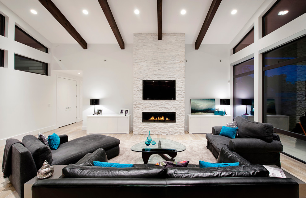 На фото: гостиная комната в современном стиле с белыми стенами с