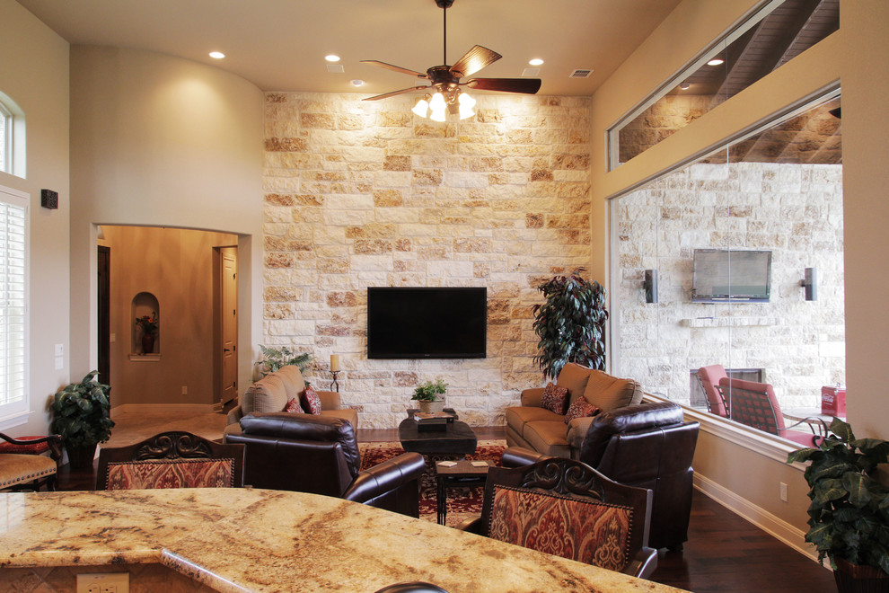 Foto de salón para visitas abierto clásico de tamaño medio con paredes beige, suelo de madera en tonos medios y televisor colgado en la pared