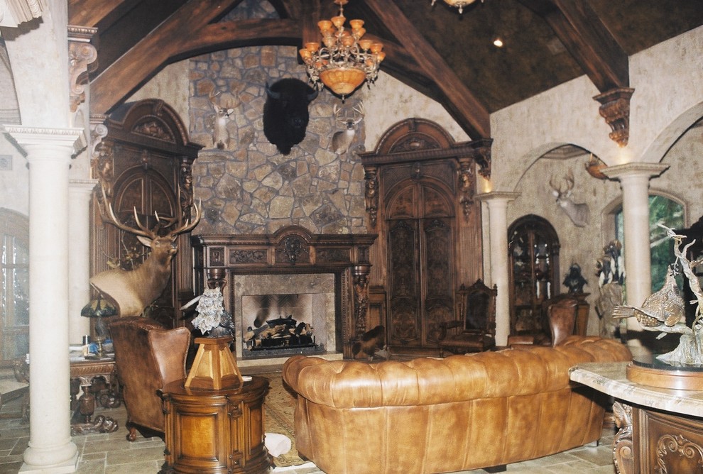 Bild på ett stort rustikt separat vardagsrum, med ett finrum, beige väggar, travertin golv, en standard öppen spis och en spiselkrans i sten