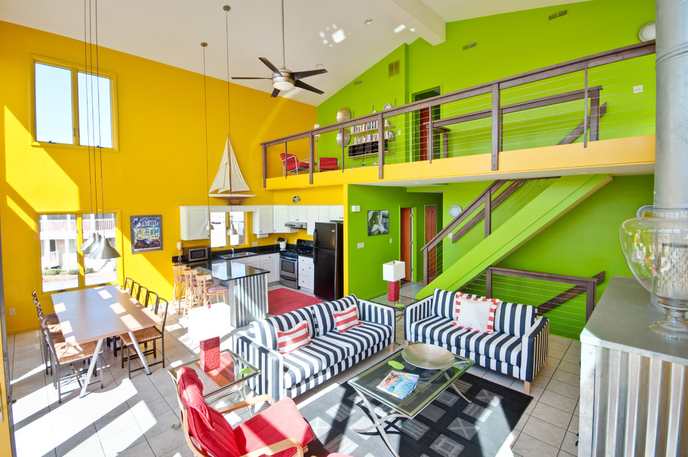На фото: гостиная комната в морском стиле с разноцветными стенами с