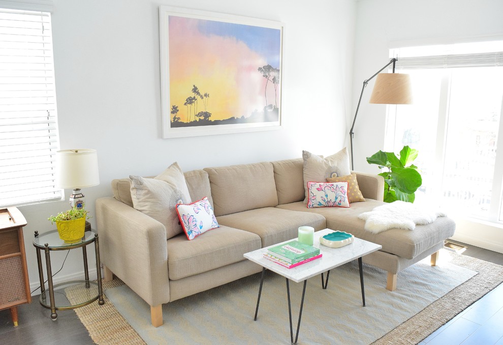 Beach style living room in Los Angeles with white walls.