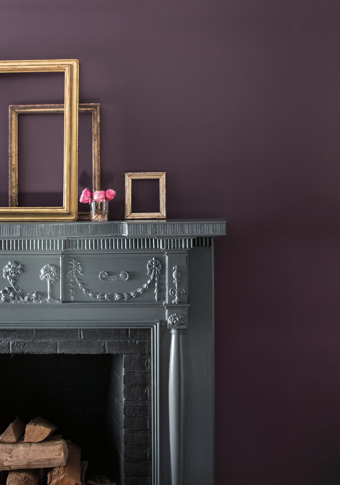 他の地域にあるお手頃価格の中くらいなヴィクトリアン調のおしゃれなリビング (紫の壁、標準型暖炉、レンガの暖炉まわり、テレビなし) の写真