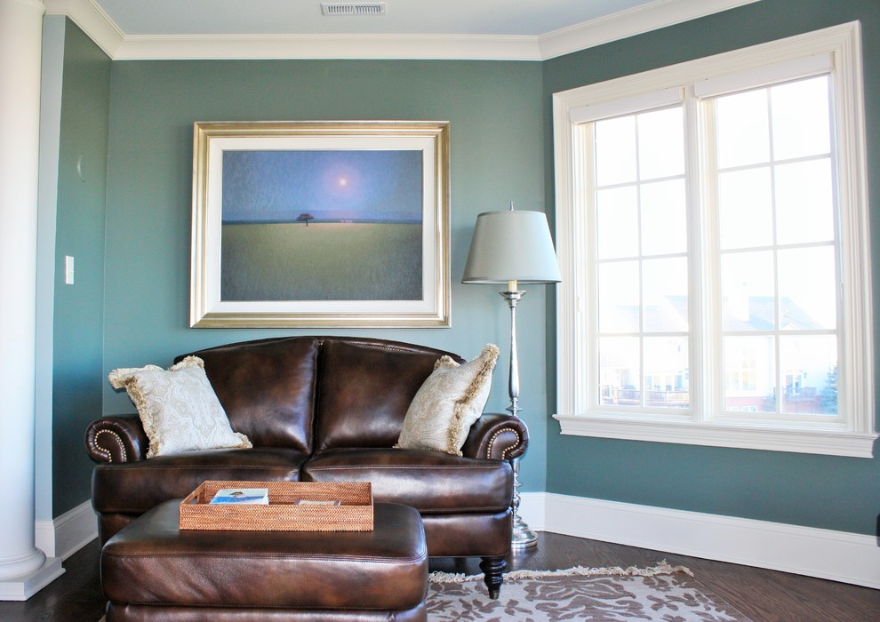 Kleines Klassisches Wohnzimmer mit blauer Wandfarbe und dunklem Holzboden in Indianapolis